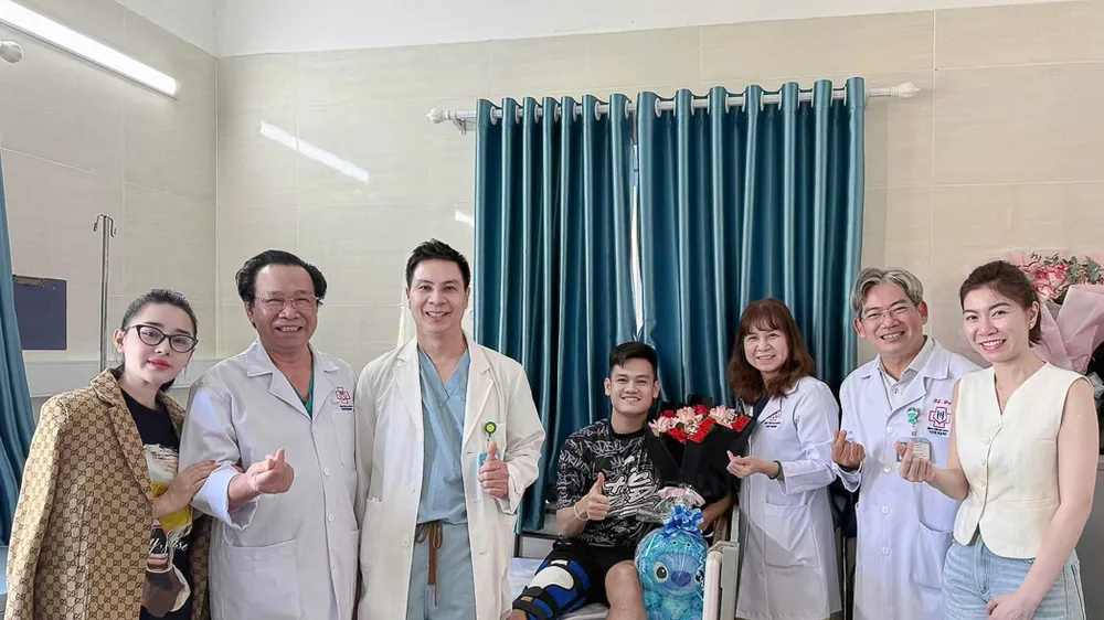 Tuyển thủ Hồ Tấn Tài xuất viện sau khi phẫu thuật thành công dây chằng chéo trước. 
