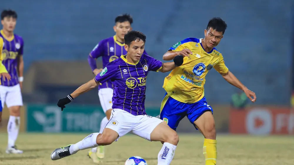 Đỗ Hùng Dũng cùng các cầu thủ Hà Nội FC có chuyến làm khách dự báo đầy khó khăn tại Đà Nẵng. 