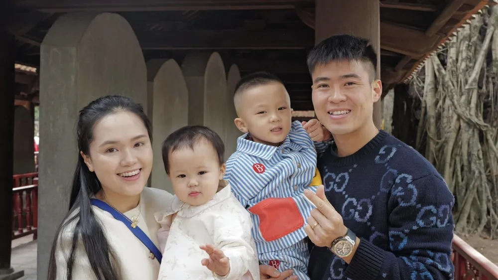 Gia đình của thủ quân đội tuyển Việt Nam Đỗ Duy Mạnh du Xuân tại Văn Miếu - Quốc Tử Giám (Hà Nội). 
