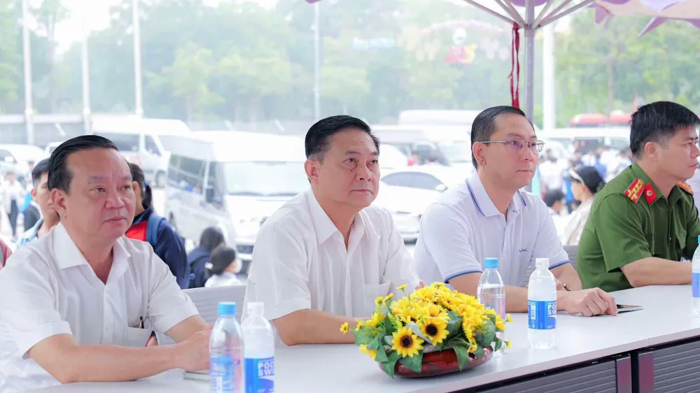 Lãnh đạo tỉnh Bình Dương đến dự Lễ khai mạc Liên hoan Võ nhạc. 