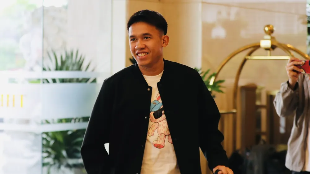 Tân binh Võ Hoàng Minh Khoa (Bình Dương) háo hức trong lần đầu hội quân cùng đội tuyển Việt Nam. ẢNH: TÂM HÀ 