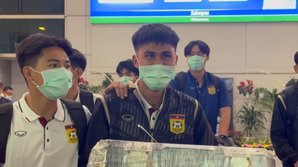 Các tuyển thủ Lào có mặt tại TP Thủ Dầu Một vào đêm khuya. ẢNH: TÂM HÀ 