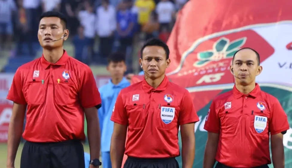 Trọng tài người Malaysia Razlan Joffri Bin Ali (giữa) được mời làm nhiệm vụ trận đấu giữa Hà Nội FC và Thanh Hóa. 