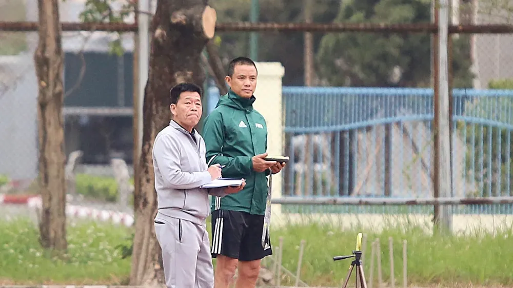 Cựu phó Ban Trọng tài VFF Võ Quang Vinh (áo xanh) bị cấm tham gia các hoạt động thuộc VFF quản lý, tổ chức trong 2 năm. 