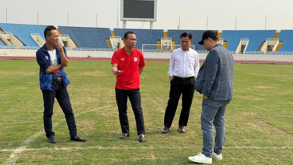 Đoàn công tác Công ty VPF kiểm tra, đánh giá mặt sân Mỹ Đình vào chiều 3-4. 