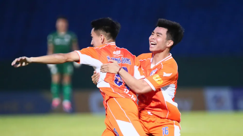 Các cầu thủ Đà Nẵng ăn mừng đầy cảm xúc khi Nguyễn Minh Quang ghi bàn thắng vào lưới của Bình Dương. 