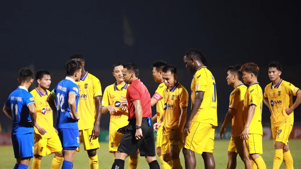 Trọng tài người Malaysia Razlan Joffri thay đổi quyết định từ phạt đền sang đá phạt ngoài vòng cấm cho SLNA. ẢNH: TÂM HÀ 