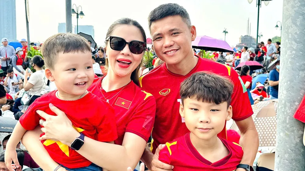 Gia đình nhỏ của HLV Khổng Đình Hùng hòa mình cùng Đại lễ ngày 30-4 lịch sử. 