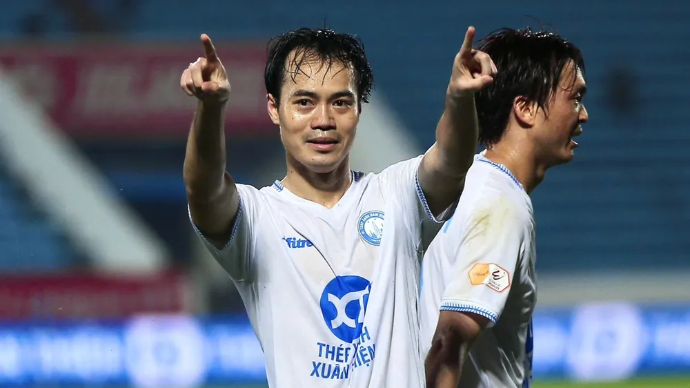 Văn Toàn cùng các cầu thủ Nam Định hướng đến chức vô địch LP Bank V-League lần thứ 2 liên tiếp. 