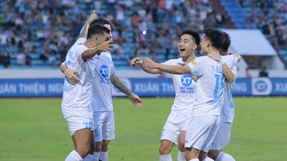 Niềm vui chiến thắng của các cầu thủ Nam Định. ẢNH: LÂM THOẢ