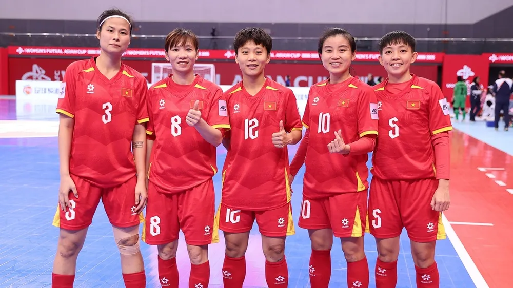 Trần Thị Thùy Trang (số 8) cùng đồng đội K'Thủa ở lại Trung Quốc. ẢNH: AFC 