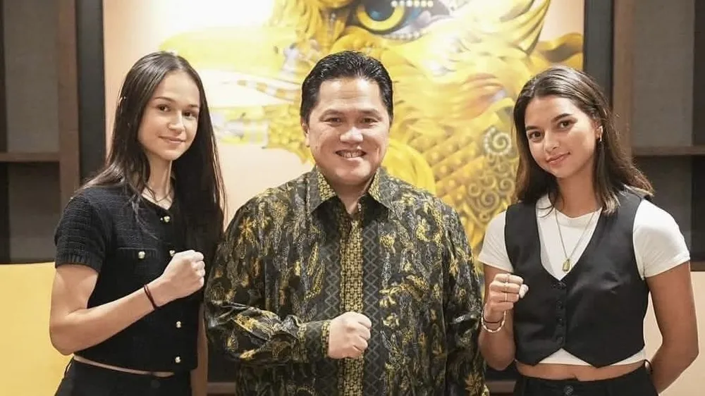 Chủ tịch PSSI Erick Thohir cùng hai cầu thủ kiều bào Indonesia. ẢNH: PSSI