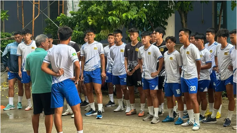 Các cầu thủ Huế chỉ vận động ở khán đài A của sân Tự Do để chuẩn bị cho trận đấu với Trẻ TPHCM. ẢNH: TÂM HÀ 
