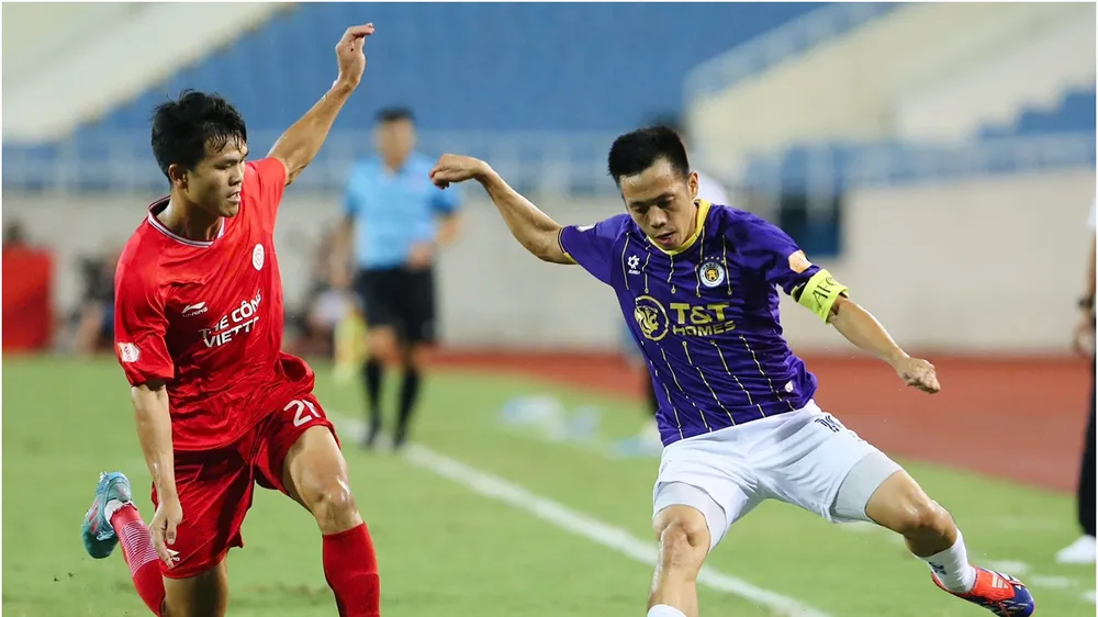 Văn Quyết cùng các đồng đội tại Hà Nội FC ngóng chờ bất ngờ từ trận Quảng Nam - Nam Định. ẢNH: VPF 