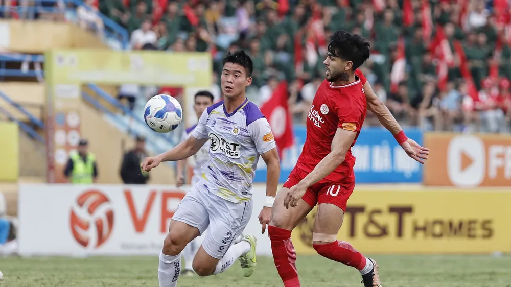 Đỗ Duy Mạnh cùng các đồng đội tại Hà Nội FC đoạt vị trí á quân V-League 2024-2025. ẢNH: MINH HOÀNG