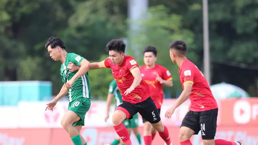 Công Phượng (áo xanh) cùng các đồng đội tại Bình Phước đoạt vé dự trận playoff tranh suất dự V-League. ẢNH: QUỲNH MAI 