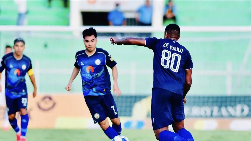 Các cầu thủ Bình Định ngậm ngùi chia tay V-League.