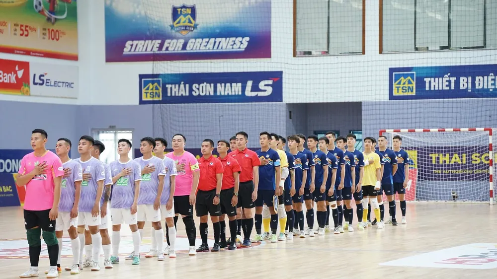 L.Hạ Long (áo tím) ra sân thực hiện nghi thức chào cờ chỉ 8 cầu thủ so với 14 người bên phía Thái Sơn Nam TPHCM. ẢNH: ANH TRẦN