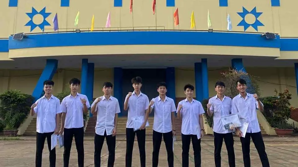 Các học viên của Futsal Thái Sơn Nam TPHCM dự thi tốt nghiệp THPT. ẢNH: TÂM HÀ 
