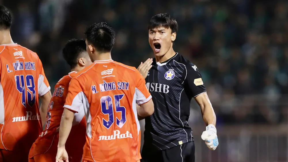 Bùi Tiến Dũng ăn mừng sau khi cản được quả phạt đền của Nguyễn Công Phượng. ẢNH: VPF 