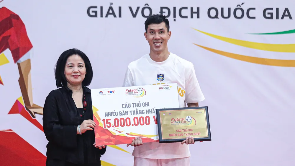 Đương kim Quả bóng vàng Futsal Việt Nam Nguyễn Thịnh Phát (Thái Sơn Nam TPHCM) bảo vệ thành công danh hiệu Vua phá lưới tại Giải Futsal HD Bank VĐQG 2025. ẢNH: TÂM HÀ 