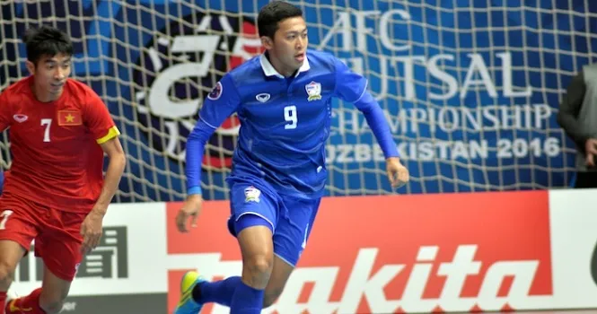 Suphawut Thueanklang (áo xanh) trong lần đối đầu với cựu tuyển thủ Phùng Trọng Luân tại Giải futsal châu Á 2016. 