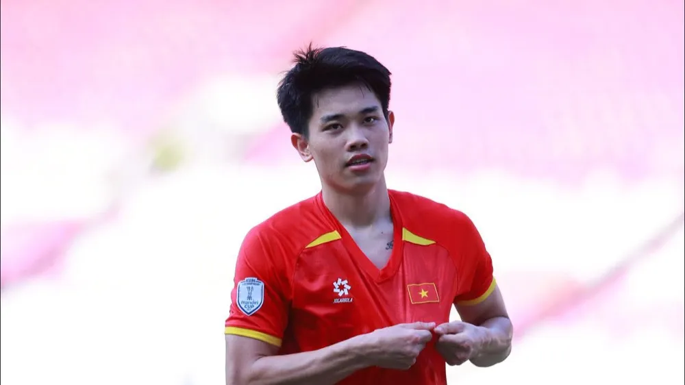 Tiền đạo Nguyễn Đình Bắc ủng hộ người dân tại quê nhà Nghệ An khắc phục hậu quả nặng nề sau bão lũ. 