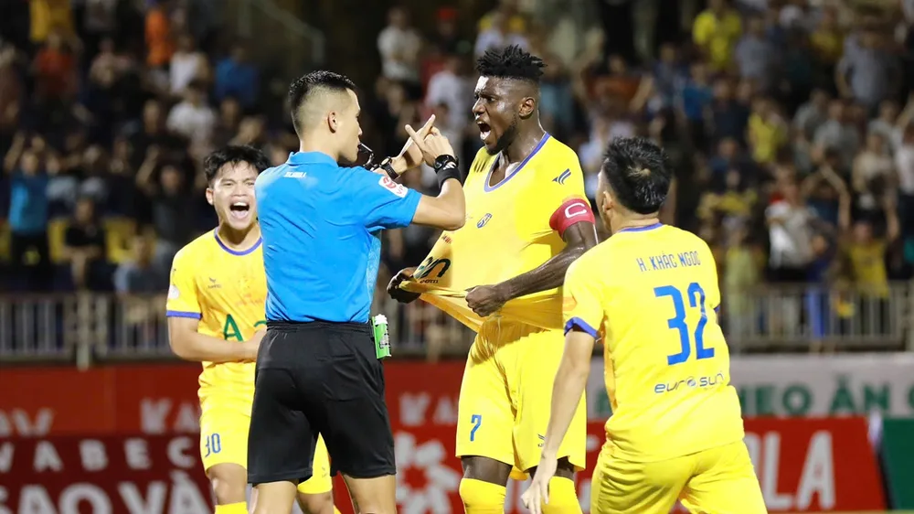 Michel Olaha cùng các cầu thủ SLNA phản ứng trọng tài với bàn thắng không được công nhận vào đầu hiệp 2. ẢNH: TÂM HÀ