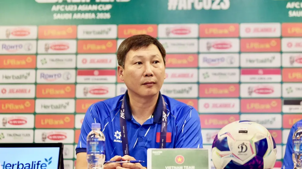 HLV Kim Sang-sik cân nhắc rất nhiều khi loại cầu thủ Việt kiều Trần Thành Trung. ẢNH: MINH HOÀNG 