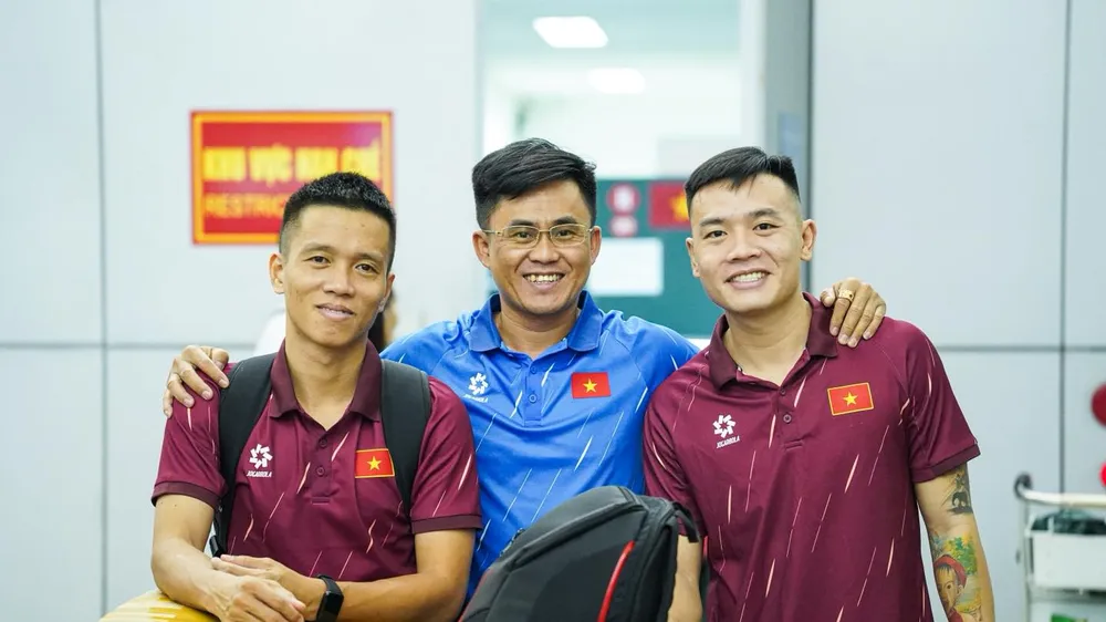 Đội trưởng Phạm Đức Hòa (bên trái) và Châu Đoàn Phát (bên phải) rạng rỡ ở sân bay Tân Sơn Nhất. ẢNH: TÂM HÀ 