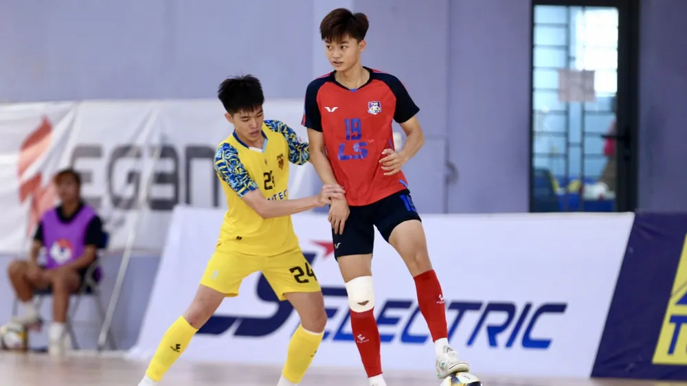 U20 Thái Sơn Nam TPHCM (áo đỏ) vàng U20 Tân Hiệp Hưng TPHCM (áo vàng) đoạt vé vào vòng bán kết. ẢNH: TÂM HÀ 