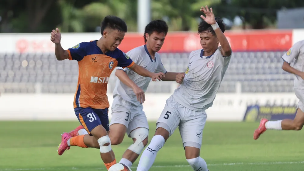Trận khai mạc giữa U17 CLB Bóng đá TPHCM (áo trắng) và U17 Đà Nẵng (áo cam) diễn ra hấp dẫn. ẢNH: DŨNG PHƯƠNG