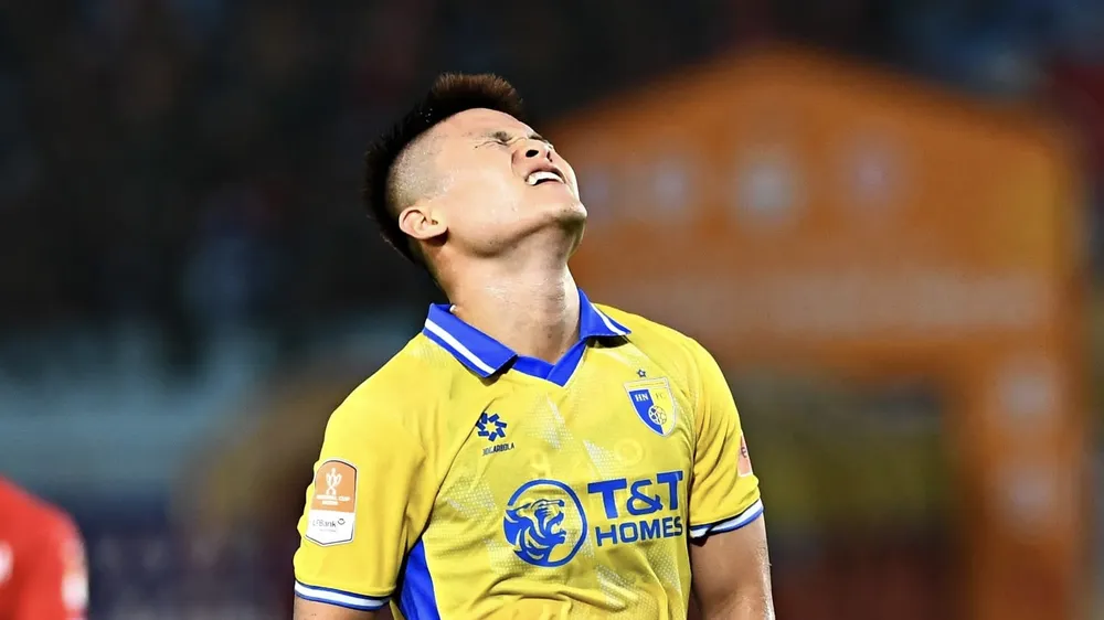 Tiền đạo Tuấn Hải thể hiện sự thất vọng khi Hà Nội FC sớm dừng bước tại Cúp Quốc gia 2025-2026. ẢNH: MINH DÂN