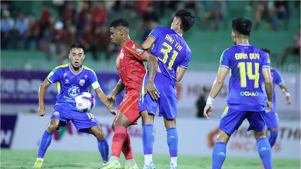Đại học Văn Hiến (áo xanh) cầm hòa Quy Nhơn United ngay trên sân khách. ẢNH: QUỲNH MAI 