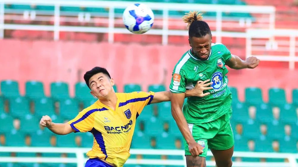 Ngoại binh kỳ cựu Jermie Lynch (áo xanh lá) là điểm tựa cho đội bóng còn non trẻ Đại học Văn Hiến. ẢNH: ANH TRẦN 