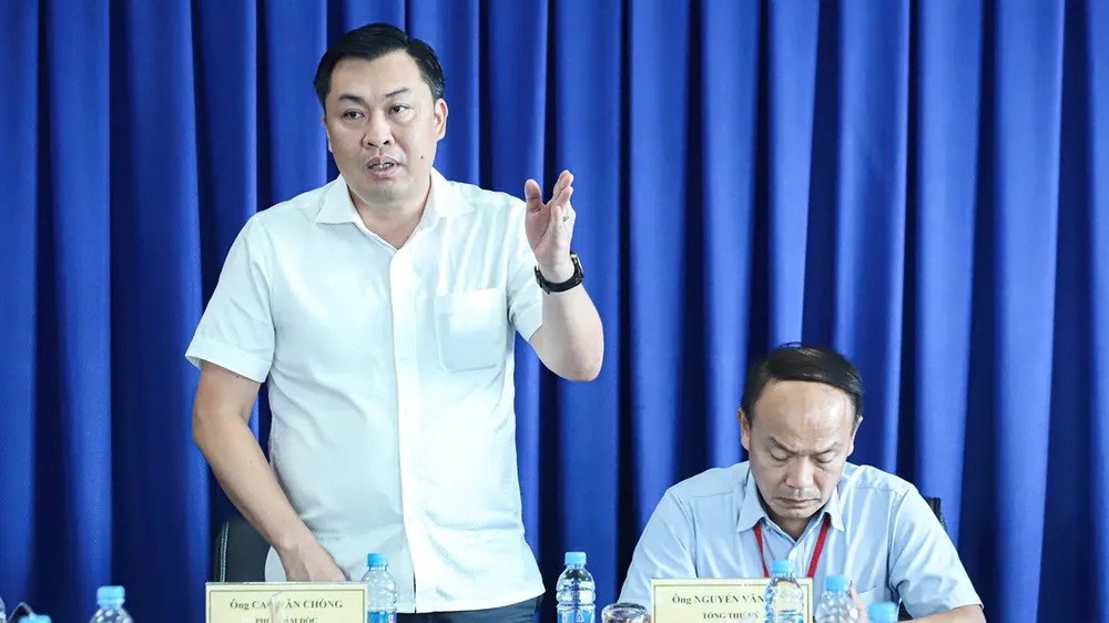Ông Cao Văn Chóng, Phó Giám đốc Sở Văn hóa và Thể thao TPHCM (trái), đồng chủ trì cuộc họp với Tổng Thư ký VFF Nguyễn Văn Phú (phải). ẢNH: ANH TRẦN