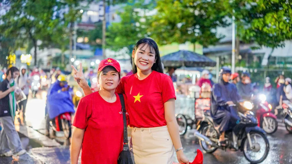 Cổ động viên Lê Thảo Ngân cùng mẹ đến sân Thống Nhất từ sớm để cổ vũ cho tuyển Việt Nam. ẢNH: DŨNG PHƯƠNG 