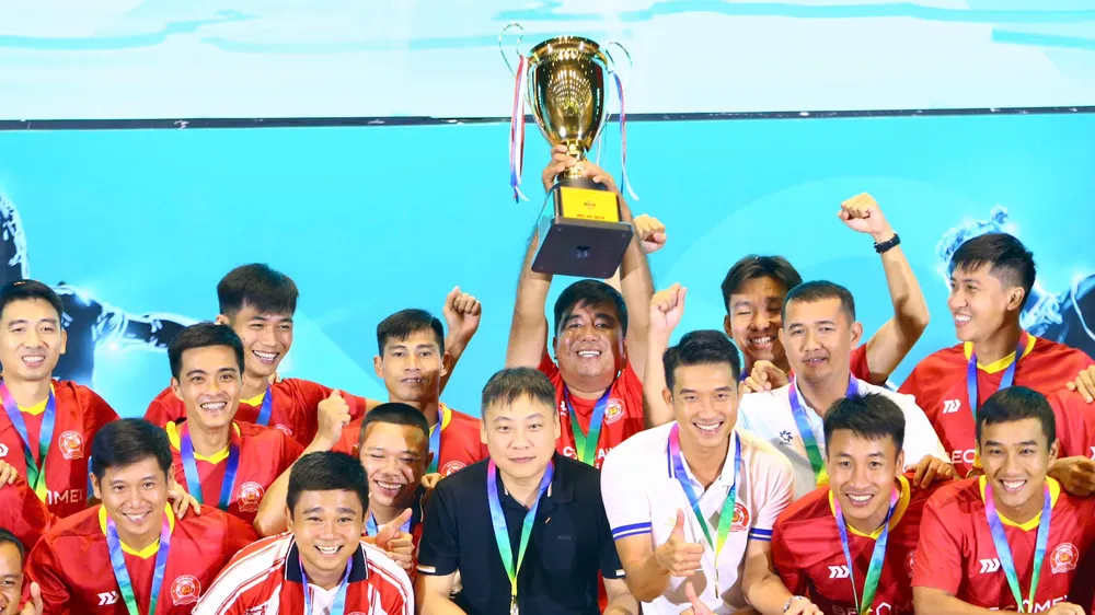 Đội Công an TPHCM trở thành tân vương tại Giải bóng đá cộng đồng Tập đoàn Becamex - Cúp Becamex Group 2025. ẢNH: TÔ AN