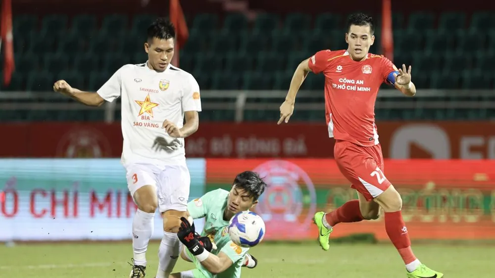 Tiền đạo Tiến Linh (áo đỏ) bị các cầu thủ Hà Tĩnh theo sát. ẢNH: DŨNG PHƯƠNG 