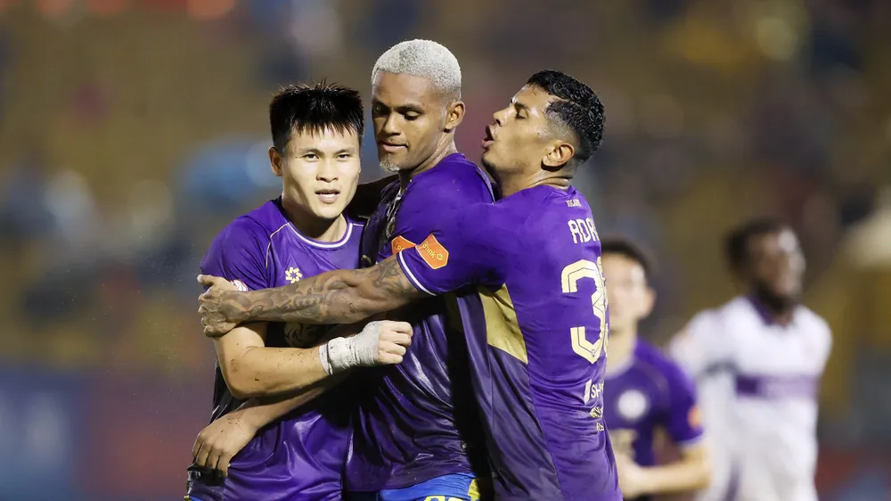 Hà Nội FC có chiến thắng đầu tiên cùng tân HLV Harry Kewell. ẢNH: DŨNG PHƯƠNG 