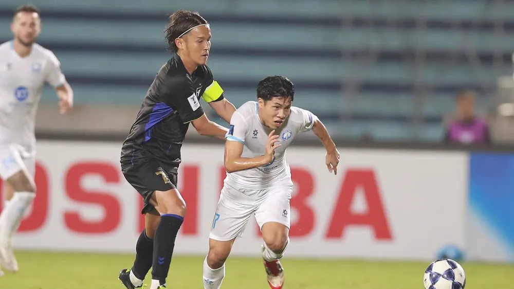 Văn Vĩ trong nỗ lực tấn công về phía khung thành của Gamba Osaka. ẢNH: QUANG ĐƯƠNG 