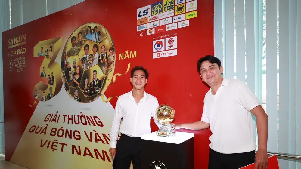 Cựu tuyển thủ Nguyễn Thành Long Giang cùng cựu tuyển thủ Nguyễn Tuấn Phong tham dự lễ ra mắt Quả bóng vàng Việt Nam 2025. ẢNH: DŨNG PHƯƠNG