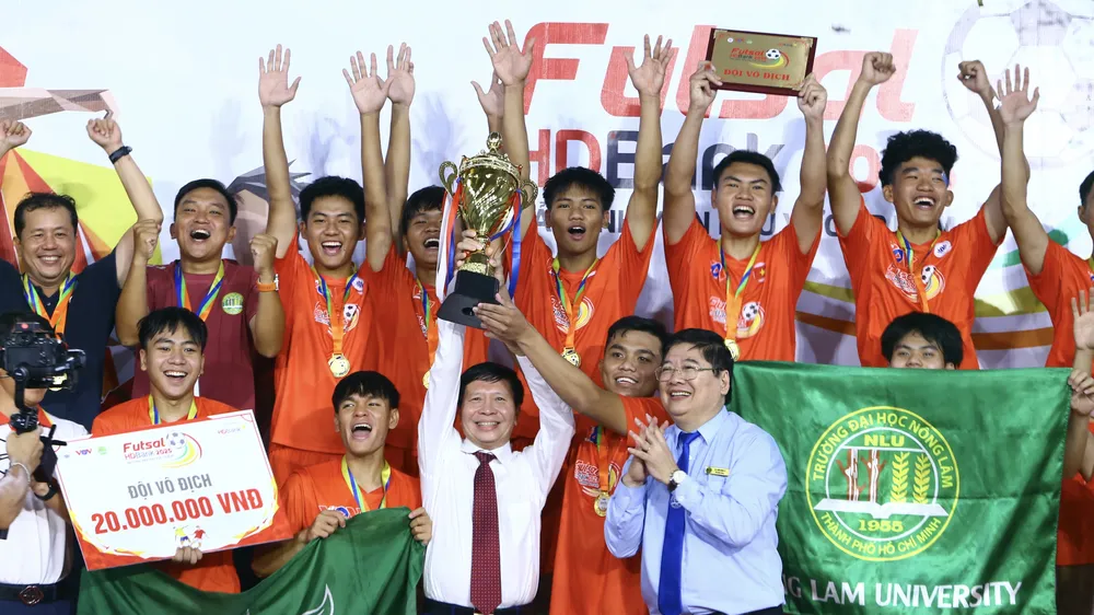 Trường Đại học Nông Lâm TPHCM đăng quang Giải futsal sinh viên TPHCM năm 2025. ẢNH: TÂM HÀ 