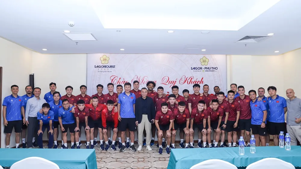 Chủ tịch VFF Trần Quốc Tuấn gặp mặt đội tuyển Việt Nam trước khi sang Lào thi đấu. ẢNH: NHẬT ĐOÀN