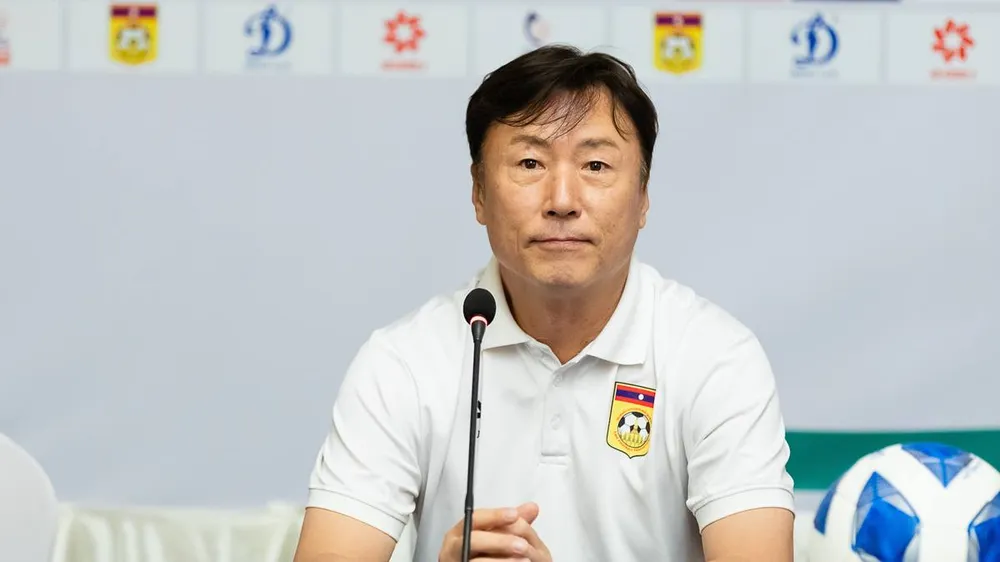 HLV Ha Hyeok-jun đánh giá cao nỗ lực và sự cố gắng của tuyển thủ Lào. ẢNH: LFF 