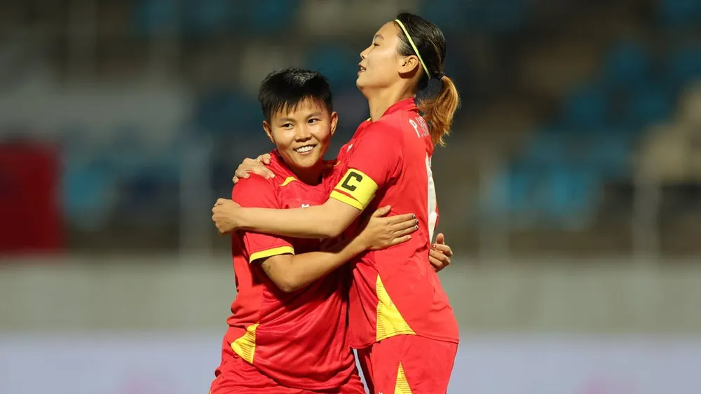 Hai ứng viên Quả bóng vàng nữ Việt Nam 2025 Hải Yến và Bích Thùy ghi bàn ở trận ra quân SEA Games 33. ẢNH: DŨNG PHƯƠNG 