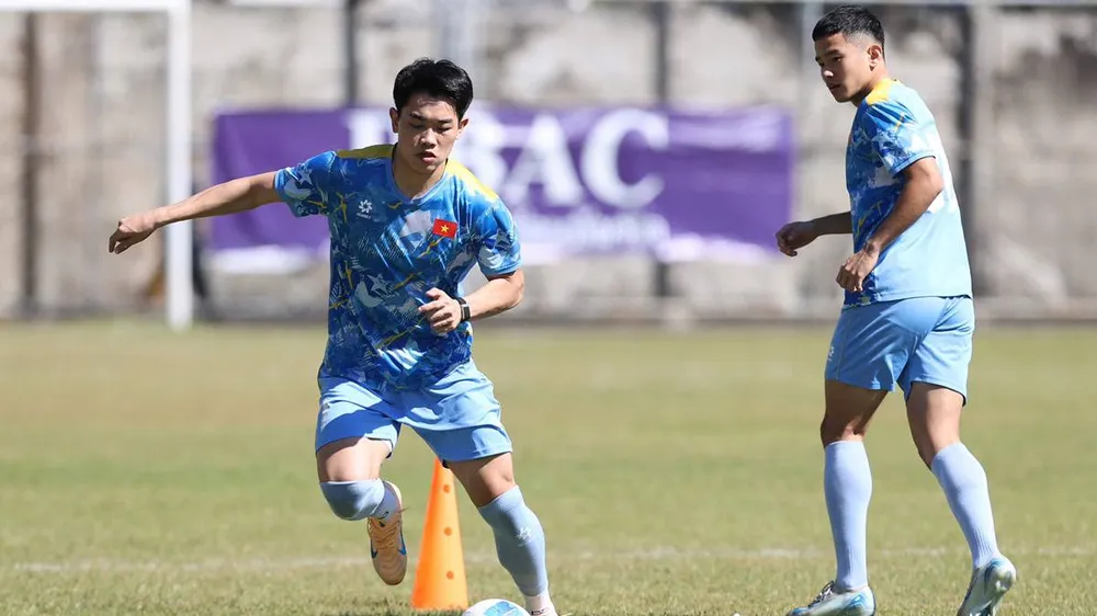 U22 Việt Nam "đội nắng" ra sân tập vào sáng 6-12. ẢNH: DŨNG PHƯƠNG 