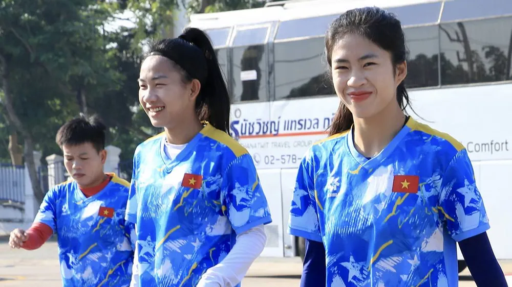 Đội tuyển nữ Việt Nam thoải mái trước trận bán kết SEA Games 33. ẢNH: DŨNG PHƯƠNG 