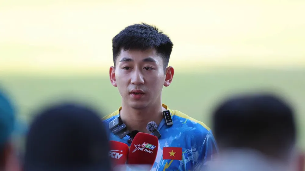 Trung vệ Nguyễn Nhật Minh trả lời truyền thông trước buổi tập vào chiều 7-12. ẢNH: DŨNG PHƯƠNG 