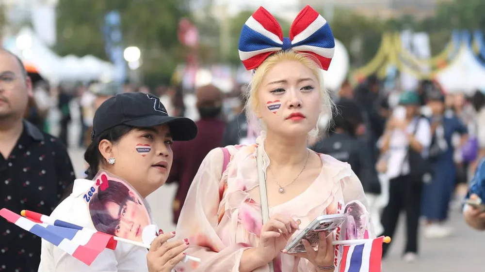 Người Thái Lan rực rỡ đổ về sân Rajamangala theo dõi lễ khai mạc SEA Games 33. ẢNH: DŨNG PHƯƠNG 